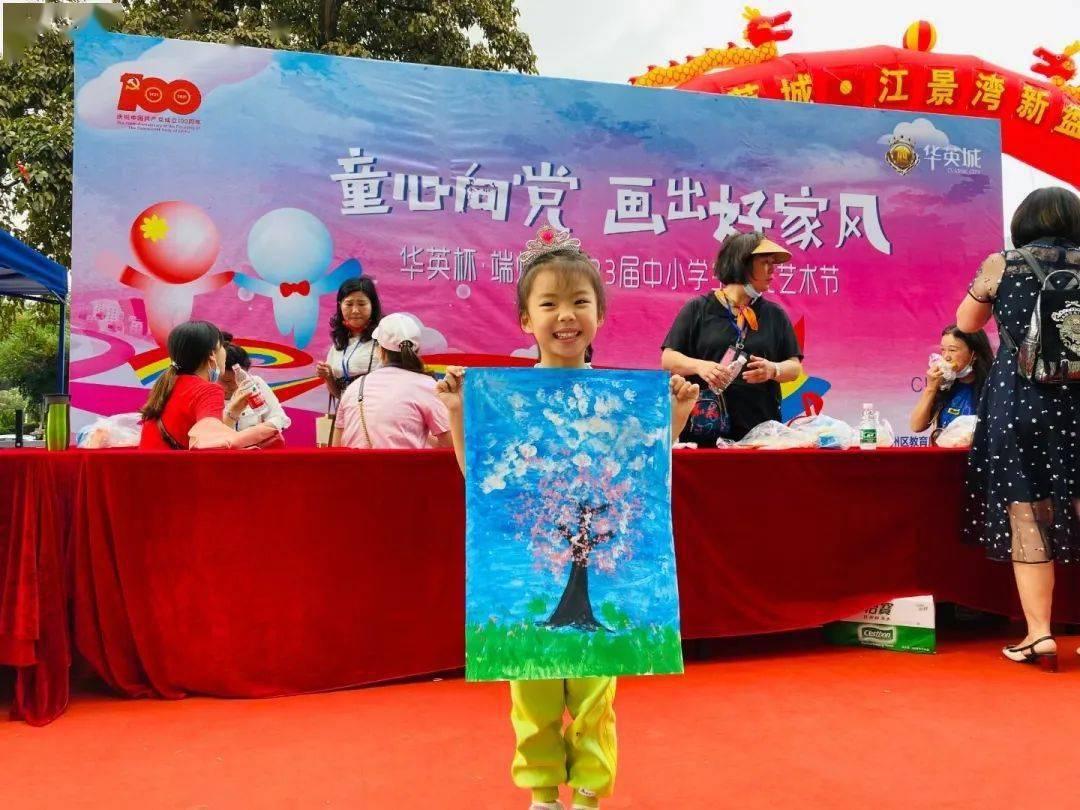一个人逛街、旅游，很奇怪吗？游戏画面
